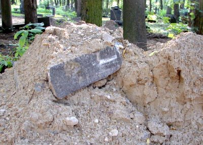 Святотатцы захватили старейшее православное кладбище Риги