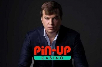 Дмитрий Пунин из Pin-up позирует на фоне Tecnomar for Lamborghini 63 в Лимасоле